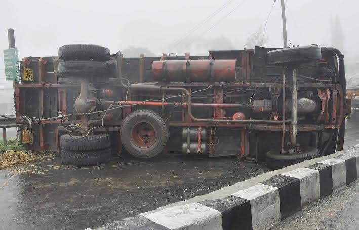 ಲಾರಿ ಅವಘಡ: ತಪ್ಪಿದ ಅನಾಹುತ